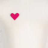 Broșă Mokko Heart din lemn fuchsia
