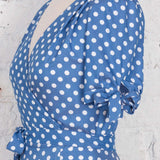 Rochie petrecută Faith din vâscoză bleumarin cu buline