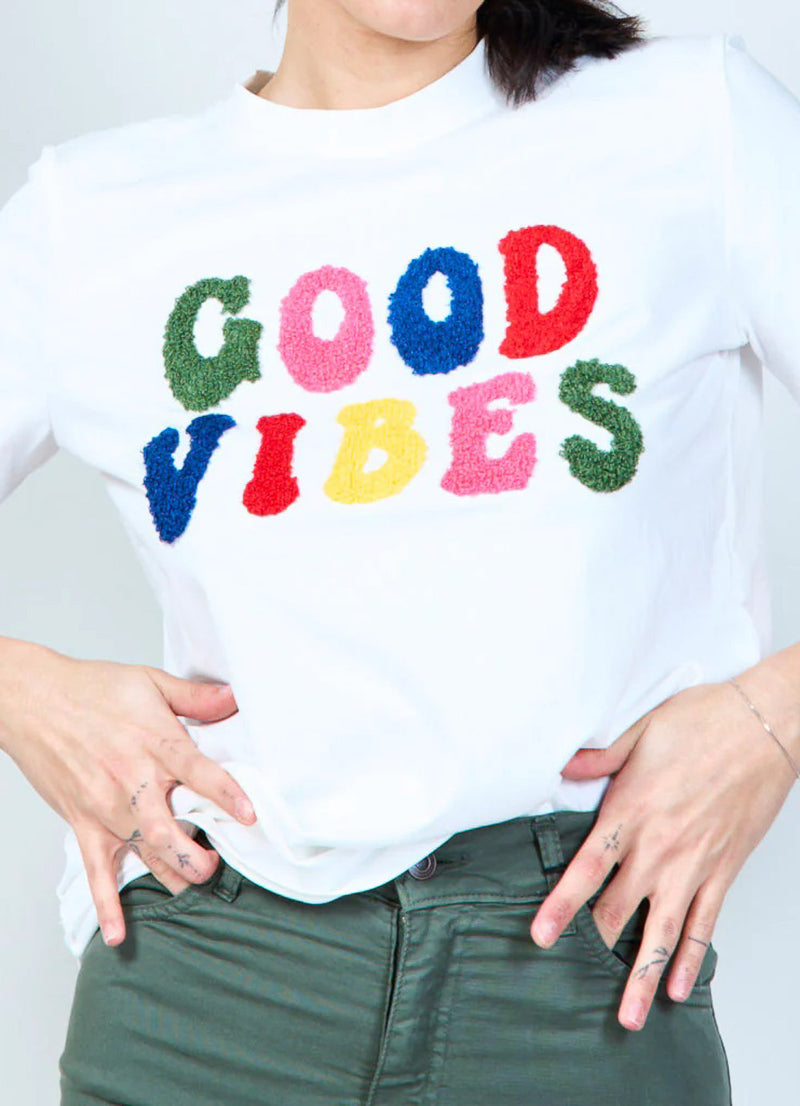 Tricou alb cu aplicație text Good Vibes