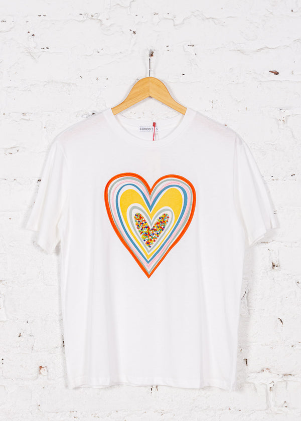 Tricou alb cu aplicație în formă de inimă multicoloră