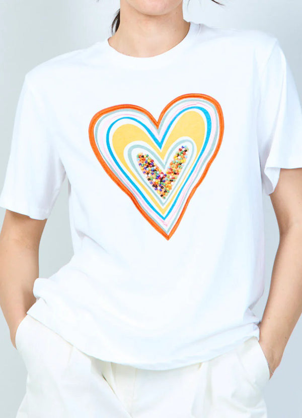 Tricou alb cu aplicație în formă de inimă multicoloră